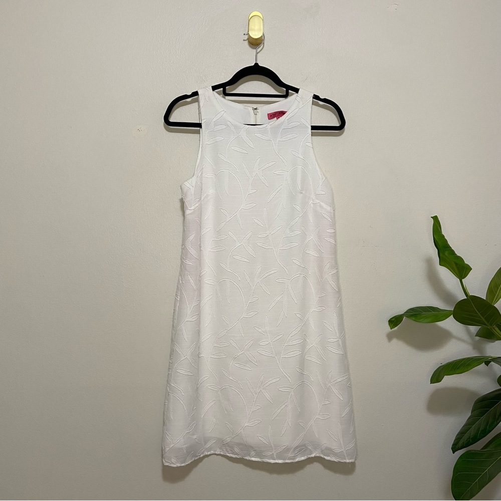 Betsey Johnson White Sleeveless Embroidered Textured Crewneck Shift Dress